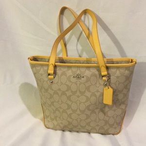 NWOT-Coach Signature ZIP Top Tote-Yellow Lining
